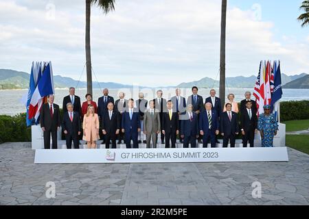 Hiroshima, Japon. 20 mai 2023. Les membres du Groupe des sept dirigeants posent avec les pays invités pour la photo de famille officielle le deuxième jour du Sommet de G7 à l'Hôtel Grand Prince, 20 mai 2023, à Hiroshima, au Japon. Debout depuis la première rangée de gauche : le secrétaire général de l'OCDE, Mathias Cormann, la directrice générale du FMI, Kristalina Georgieva, le président du Conseil européen, Charles Michel, le chancelier allemand OLAF Scholz, le Premier ministre indien Narendra Modi, le président français Emmanuel Macron, États-Unis Le président Joe Biden, le premier ministre canadien Justin Trudeau, le premier ministre australien Anthony Albanes Banque D'Images