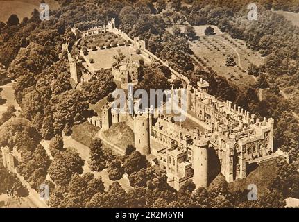 Vue des années 1930 sur le château d'Arundel depuis le air.jpg Banque D'Images