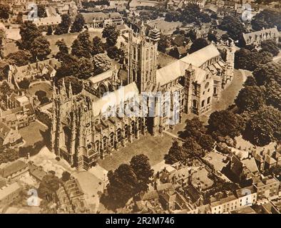 Vue des années 1930 sur la cathédrale de Canterbury depuis les airs. Banque D'Images