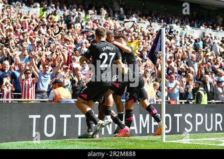 Yoane Wissa, du FC Brentford, célèbre le troisième but de Brentfords lors du match de la Premier League entre Tottenham Hring otspur et Brentford au Tottenham Hotspur Stadium, Londres, Angleterre, le 20 mai 2023. Photo de Phil Hutchinson. Utilisation éditoriale uniquement, licence requise pour une utilisation commerciale. Aucune utilisation dans les Paris, les jeux ou les publications d'un seul club/ligue/joueur. Crédit : UK Sports pics Ltd/Alay Live News Banque D'Images