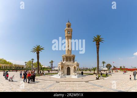 Une photo de la Tour de l'horloge d'Izmir et de la place Konak. Banque D'Images