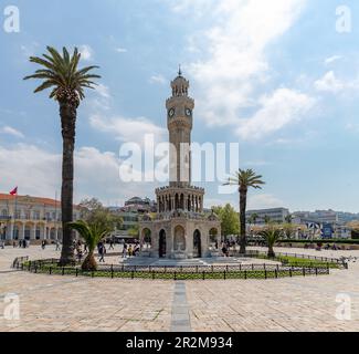 Une photo de la Tour de l'horloge d'Izmir et de la place Konak. Banque D'Images