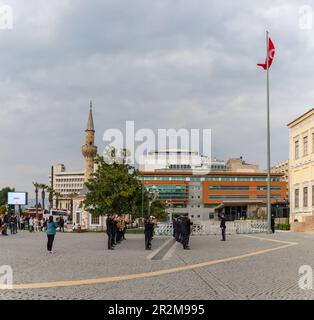 Une photo d'un groupe de marche sur la place Konak. Banque D'Images