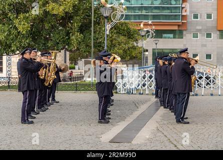 Une photo d'un groupe de marche sur la place Konak. Banque D'Images