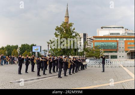 Une photo d'un groupe de marche sur la place Konak. Banque D'Images