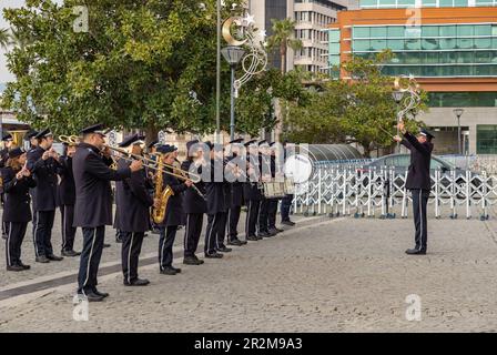 Une photo d'un groupe de marche sur la place Konak. Banque D'Images