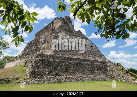 San Ignacio, Belize - 24 août 2019 : touristes visitant la pyramide maya ensoleillée 'El Castillo' au parc archéologique de Xunantunich Banque D'Images