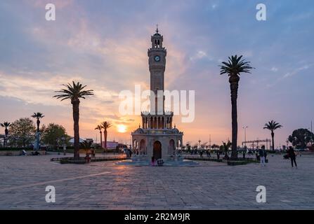 Une photo de la Tour de l'horloge d'Izmir et de la place Konak au coucher du soleil. Banque D'Images