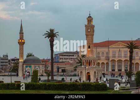 Une photo de la place Konak au coucher du soleil, avec la Tour de l'horloge d'Izmir, la Mosquée Konak et le bâtiment du gouvernorat d'Izmir. Banque D'Images