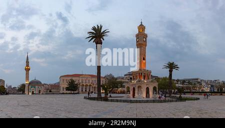 Une photo de la place Konak au coucher du soleil, avec la Tour de l'horloge d'Izmir, la Mosquée Konak et le bâtiment du gouvernorat d'Izmir. Banque D'Images