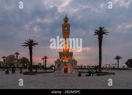 Une photo de la Tour de l'horloge d'Izmir et de la place Konak au coucher du soleil. Banque D'Images