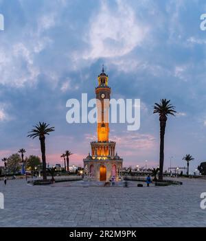 Une photo de la Tour de l'horloge d'Izmir et de la place Konak au coucher du soleil. Banque D'Images