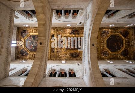 L'une des perles de la région des Pouilles, la vieille ville de Bari présente un certain nombre de magnifiques églises et cathédrales. Ici en particulier la cathédrale de Bari Banque D'Images