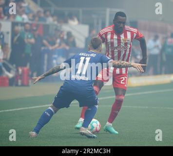 20 mai 2023, stade PreZero, Sinsheim, GER, 1st FBL, TSG 1899 Hoffenheim vs 1st Union Berlin, DFL les règlements interdisent toute utilisation de photographies comme séquences d'images et/ou quasi-vidéo. Sur la photo Angelino (Hoffenheim), Sheraldo Becker (Union Berlin) Banque D'Images