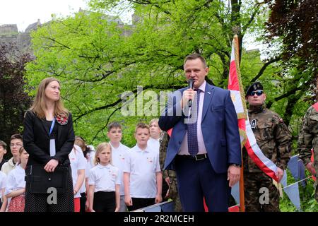 Édimbourg, Écosse, Royaume-Uni. 20th mai 2023. Journée de Wojtek dans les jardins de Princes Street avec une cérémonie à côté de la statue en son honneur. Wojtek l'ours soldat a servi avec le corps polonais II pendant la Seconde Guerre mondiale, en commençant par le rang de soldat et finalement en étant promu au rang de caporal. Il a aidé à déplacer des caisses de munitions, avec des corvées et est devenu une célébrité à son époque. Après WW2, le corps polonais II et Wojtek se sont installés en Écosse, et Wojtek s'est ensuite installé au zoo d'Édimbourg en 1947 et est décédé en 1963 à l'âge de 21 ans. Consul général à Édimbourg Łukasz Lutostański. Crédit : Craig Brown/Alay Live News Banque D'Images