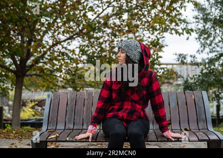 Jeune fille ou femme déprimée sans-abri debout seul sous le pont sur la rue par temps froid se sentant anxieux abandonné et gelé, homel Banque D'Images