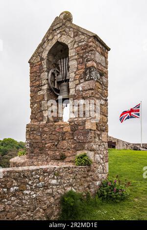 La tour de la cloche, Château du Mont Orgueil, Jersey avec drapeau de l'Union Jack survolant le Mont Orgueil, Banque D'Images