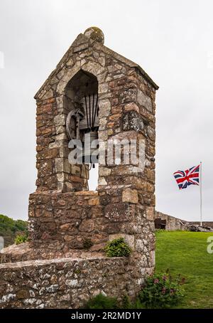 La tour de la cloche, Château du Mont Orgueil, Jersey avec drapeau de l'Union Jack survolant le Mont Orgueil, Banque D'Images