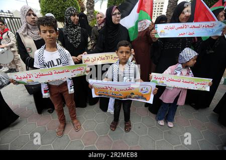 Gaza, Palestine. 18th mai 2023. Les Palestiniens brandisquent des drapeaux palestiniens lors d'une manifestation contre l'organisation de la marche annuelle du drapeau israélien à Jérusalem à l'occasion de la Journée du Qods, à Khan Yunis, dans le sud de la bande de Gaza, (photo de Yousef Masoud/SOPA Images/Sipa USA) Credit: SIPA USA/Alay Live News Banque D'Images