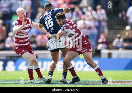 Leeds, Angleterre - 20th mai 2023 - Joe Shorrocks de Wigan Warriors s'attaque à Sam Lisone (15) de Leeds Rhinos. Coupe du défi Betfred de la Ligue de rugby, Leeds Rhinos vs Wigan Warriors au stade Headingley, Leeds, Royaume-Uni Banque D'Images