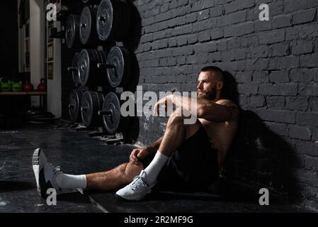 L'homme d'entraînement Crossfit avec barbell Photo Stock - Alamy