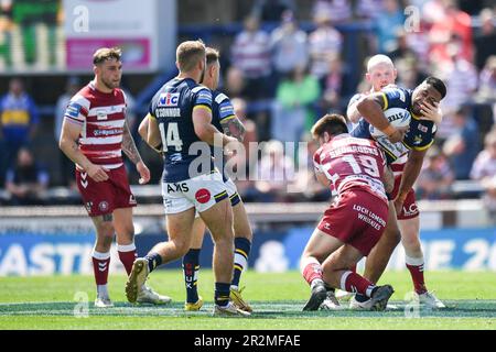 Leeds, Angleterre - 20th mai 2023 - Joe Shorrocks de Wigan Warriors s'attaque à Sam Lisone (15) de Leeds Rhinos. Coupe du défi Betfred de la Ligue de rugby, Leeds Rhinos vs Wigan Warriors au stade Headingley, Leeds, Royaume-Uni Banque D'Images