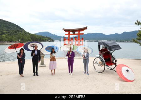 Hatsukaichi, Japon. 20th mai 2023. Les conjoints du Groupe des sept dirigeants se posent ensemble sous des parasols de style japonais traditionnel au sanctuaire d'Itsukushima sur l'île de Miyajima pendant le programme des conjoints en marge du Sommet de G7, à 20 mai 2023, à Hatsukaichi, au Japon. Debout de gauche à droite : Yuko Kishida du Japon, Heiko von der Leyen, épouse du président de l'Union européenne, Akshata Narayan Murty du Royaume-Uni, Britta Ernst d'Allemagne, et la première dame des États-Unis, Jill Biden. Crédit: Photo de piscine/G7 Hiroshima/Alamy Live News Banque D'Images