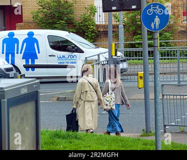 Glasgow, Écosse, Royaume-Uni 20th mai 2023. Météo au Royaume-Uni : chaude et humide dans le centre-ville, les habitants de la ville ont pris les rues pour profiter de la vie de la ville. Piétons et piste cyclable dans l'extrémité ouest Crédit Gerard Ferry/Alay Live News Banque D'Images