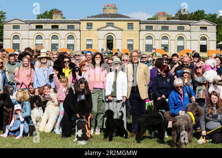 UTILISATION ÉDITORIALE SEULEMENT le duc de Richmond avec les participants à la « Poodle Parade » à Goodwoof 2023, un événement canin tenu à Goodwood Estate, Chichester. Date de la photo: Samedi 20 avril 2023. Banque D'Images