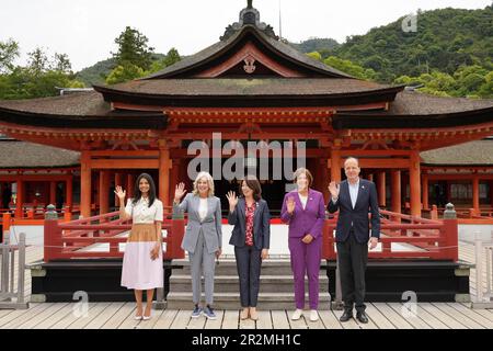 Hatsukaichi, Japon. 20th mai 2023. Les épouses du Groupe des sept leaders se brandirent au sanctuaire d'Itsukushima sur l'île de Miyajima lors du programme des conjoints en marge du Sommet de G7, à 20 mai 2023, à Hatsukaichi, au Japon. Debout de gauche à droite : Akshata Narayan Murty, du Royaume-Uni, la première dame des États-Unis, Jill Biden, Yuko Kishida, du Japon, Britta Ernst, d'Allemagne, et Heiko von der Leyen, épouse du président de l'Union européenne. Crédit: Photo de piscine/G7 Hiroshima/Alamy Live News Banque D'Images