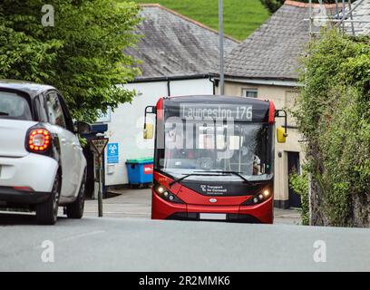 Transport pour Cornwall 176 bus arrivant à Launcestondu A30 Banque D'Images