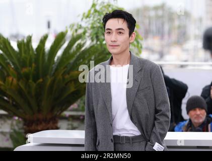 Cannes, France. 20th mai 2023. L'acteur chinois Zhu Yilong pose lors d'une séance photo pour le film 'He bian de CuO Wu' (seul le fleuve coule) en compétition pour la catégorie un certain regard à l'édition 76th du Festival de Cannes, dans le sud de la France, sur 20 mai 2023. Credit: Gao Jing/Xinhua/Alamy Live News Banque D'Images