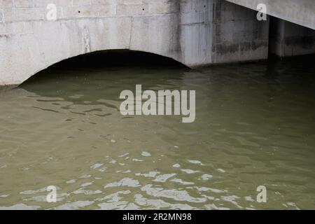 AUTRICHE, VIENNE - 28 avril 2023 vidange d'eau, canal du Danube Banque D'Images