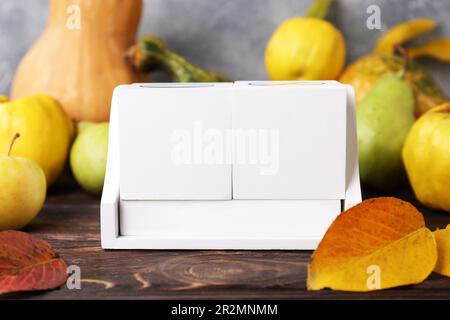 Jour de Thanksgiving, fête célébrée chaque quatrième jeudi de novembre. Calendrier de bloc, fruits, légumes et feuilles d'automne sur table en bois Banque D'Images