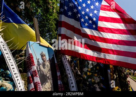 Kiev, Ukraine. 20th mai 2023. LE drapeau AMÉRICAIN survole la tombe de Chris Campbell, citoyen américain et combattant du 3rd Bataillon de la Légion internationale d'Ukraine tué au combat avec les forces russes sur le cimetière de Lukianivske à Kiev, la capitale de l'Ukraine sur 20 mai 2023. Chris Campbell est mort sur le champ de bataille en avril 2023, il a décidé qu'il veut être enterré en Ukraine. (Photo par Dominika Zarzycka/Sipa USA) crédit: SIPA USA/Alay Live News Banque D'Images