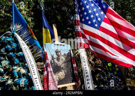 Kiev, Ukraine. 20th mai 2023. LE drapeau AMÉRICAIN survole la tombe de Chris Campbell, citoyen américain et combattant du 3rd Bataillon de la Légion internationale d'Ukraine tué au combat avec les forces russes sur le cimetière de Lukianivske à Kiev, la capitale de l'Ukraine sur 20 mai 2023. Chris Campbell est mort sur le champ de bataille en avril 2023, il a décidé qu'il veut être enterré en Ukraine. (Photo par Dominika Zarzycka/Sipa USA) crédit: SIPA USA/Alay Live News Banque D'Images