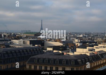 Paris, France - 10 décembre 2022 : vue panoramique sur la ville avec la Tour Eiffel par temps nuageux Banque D'Images