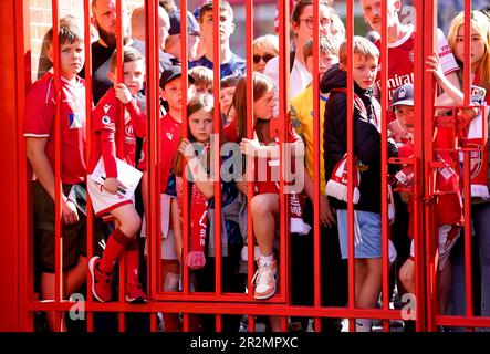 Les fans attendent devant le stade avant le match de la Premier League au City Ground, à Nottingham. Date de la photo: Samedi 20 mai 2023. Banque D'Images