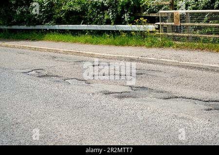 Dorney, Buckinghamshire, Royaume-Uni. 19th mai 2023. Les nids-de-poule dans le village de Dorney atteignent, Buckinghamshire avant d'être réparés. Buckinghamshire a des milliers de nids-de-poule non réparés qui sont lentement mis en place à l'aide d'une nouvelle machine Velocity Patcher. Crédit : Maureen McLean/Alay Banque D'Images