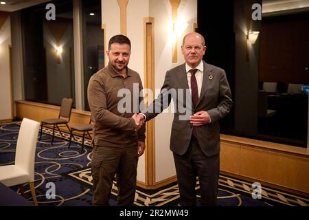 Le président de l’Ukraine Zelensky rencontre la chancelière allemande OLAF Scholz alors que Zelensky arrive au Japon pour faire une présentation aux dirigeants mondiaux qui assistaient au Sommet de G7. Banque D'Images