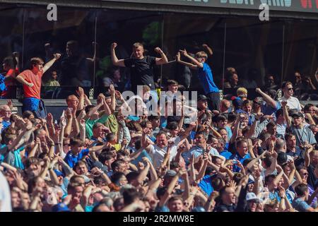 Les fans d'Everton célèbrent Yerry Mina #13 du but d'Everton dans les 99th minutes pour le faire 1-1 pendant le match de première ligue Wolverhampton Wanderers vs Everton à Molineux, Wolverhampton, Royaume-Uni, 20th mai 2023 (photo de Gareth Evans/News Images) Banque D'Images