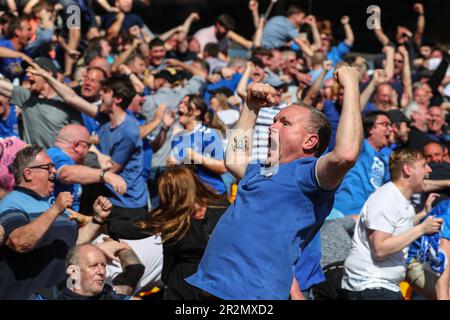 Wolverhampton, Royaume-Uni. 20th mai 2023. Les fans d'Everton célèbrent Yerry Mina n°13 du but d'Everton dans les 99th minutes pour le faire 1-1 lors du match de première ligue Wolverhampton Wanderers vs Everton à Molineux, Wolverhampton, Royaume-Uni, 20th mai 2023 (photo de Gareth Evans/News Images) à Wolverhampton, Royaume-Uni le 5/20/2023. (Photo de Gareth Evans/News Images/Sipa USA) Credit: SIPA USA/Alay Live News Banque D'Images