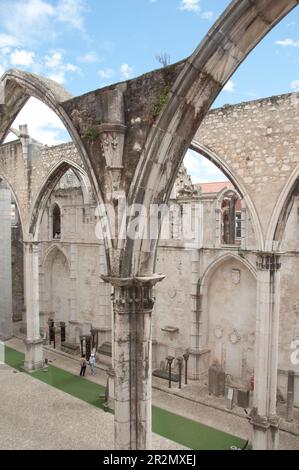 Ruines avec arcade et mur latéral, couvent Carmo, Bairro Alto, Lisbonne, Portugal Banque D'Images