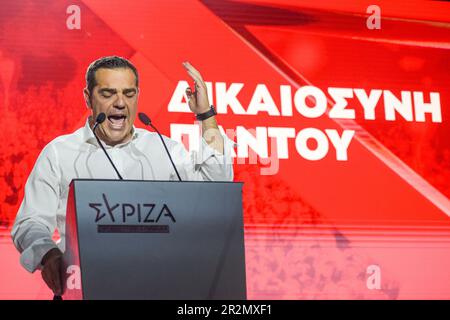 Athènes, Grèce. 18th mai 2023. Alexis Tsipras s'adresse à ses fidèles électeurs d'un podium sur la place centrale d'Athènes, devant le Parlement grec. SYRIZA Alexis Tripras, chef de l'opposition loyale et président du parti de gauche libérale, prononce un discours lors d'un rassemblement de campagne pré-électorale, dans le centre d'Athènes, en Grèce. (Photo par Iason Raissis/SOPA Images/Sipa USA) crédit: SIPA USA/Alay Live News Banque D'Images