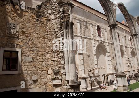 Ruines avec arcade et mur latéral, église Carmo, Bairro Alto, Lisbonne, Portugal Banque D'Images
