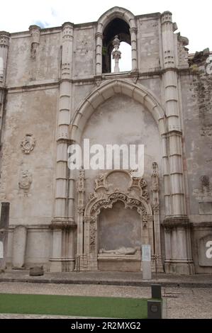 Ruines de mur latéral et tombeau, église Carmo et couvent, Bairro Alto, Lisbonne, Portugal Banque D'Images