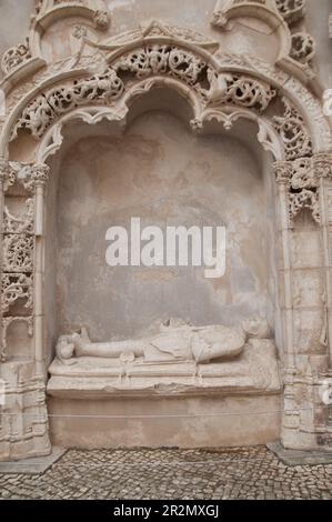 Tombe dans la niche dans le mur latéral, église Carmo, Bairro Alto, Lisbonne, Portugal Banque D'Images