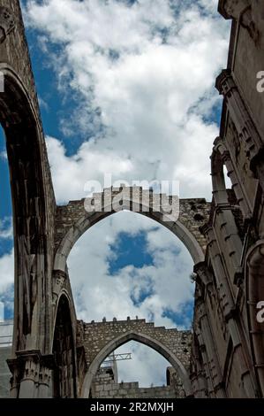 Ruines avec arcades, église Carmo, Bairro Alto, Lisbonne, Portugal Banque D'Images