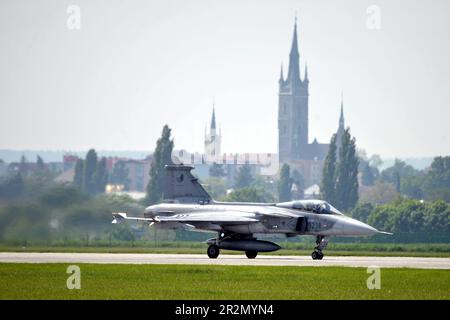 Caslav, République tchèque. 20th mai 2023. 21st la base aérienne tactique Caslav en République tchèque ouvrira ses portes sur 20 mai 2023, pour montrer au public l'avion et les capacités des forces armées tchèques. Sur la photo JAS-39 Gripen pendant la journée portes ouvertes de la base aérienne de Caslav sur 20 mai 2023. (Credit image: © Slavek Ruta/ZUMA Press Wire) USAGE ÉDITORIAL SEULEMENT! Non destiné À un usage commercial ! Banque D'Images