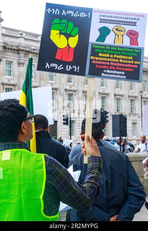 Londres, Angleterre, Royaume-Uni 20 mai 2023 des manifestants se réunissent à Downing Street en réponse à la poursuite des meurtres du peuple amharan en Éthiopie. Plusieurs des manifestants avaient des amis et des membres de leur famille en danger encore en Ethiopie Credit: Denise Laura Baker/Alay Live News Banque D'Images